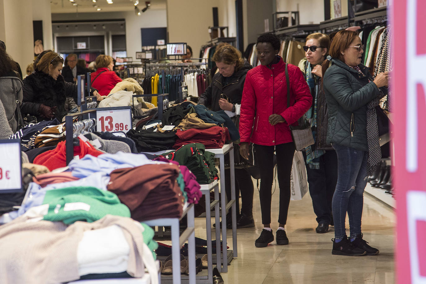 Las tiendas hacen descuentos de entre el 20% y el 70% para resarcirse de un otoño flojo.