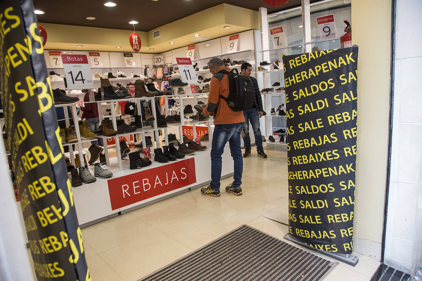Las tiendas hacen descuentos de entre el 20% y el 70% para resarcirse de un otoño flojo.
