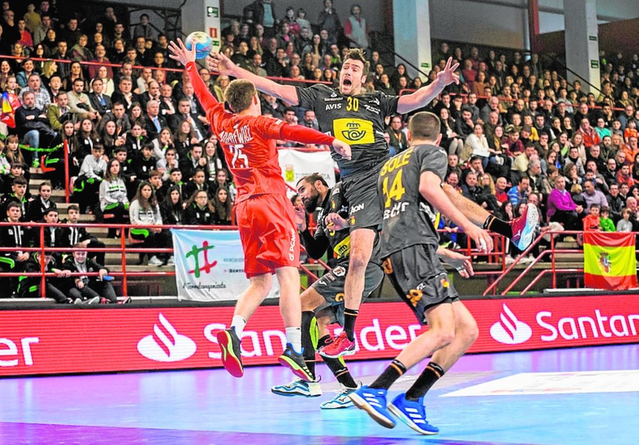 Gedeón Guardiola pugna con un rival en el último amistoso de España, ante Polonia, en Torralavega. 