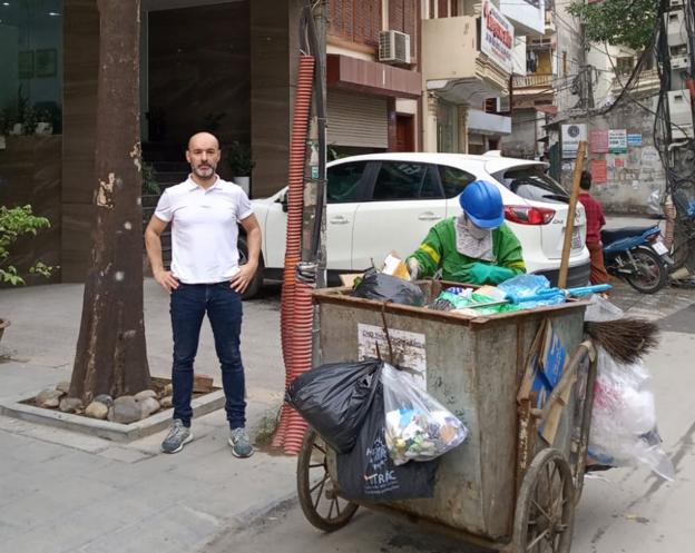 Diego López Ruiz, junto al edificio donde se aloja estos días en Hanoi, capital de Vietnam. 