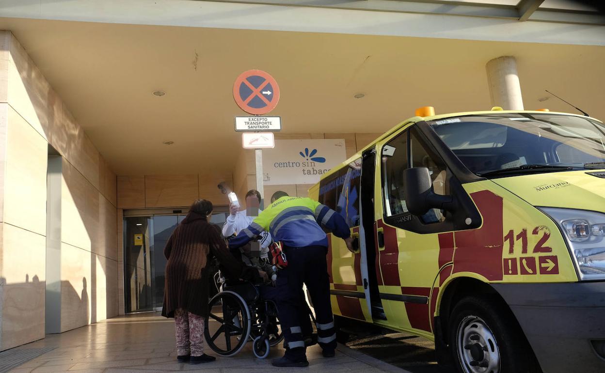Un paciente llega al Santa Lucía en una ambulancia. 