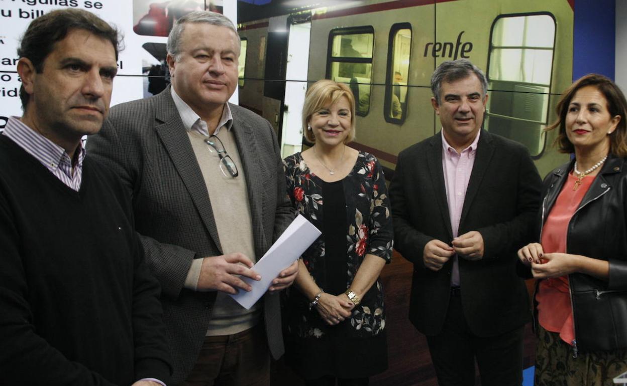 El senador del PP, Francisco Bernabé, con sus homólogos Juan María Vázquez y Violante Tomás, y los diputados del Congreso, Isabel Borrego y Juan Luis Pedreño.