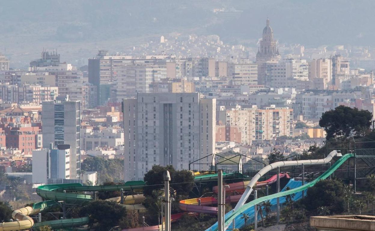Vista general de la ciudad de Murcia, este viernes, con una visible capa de contaminación.