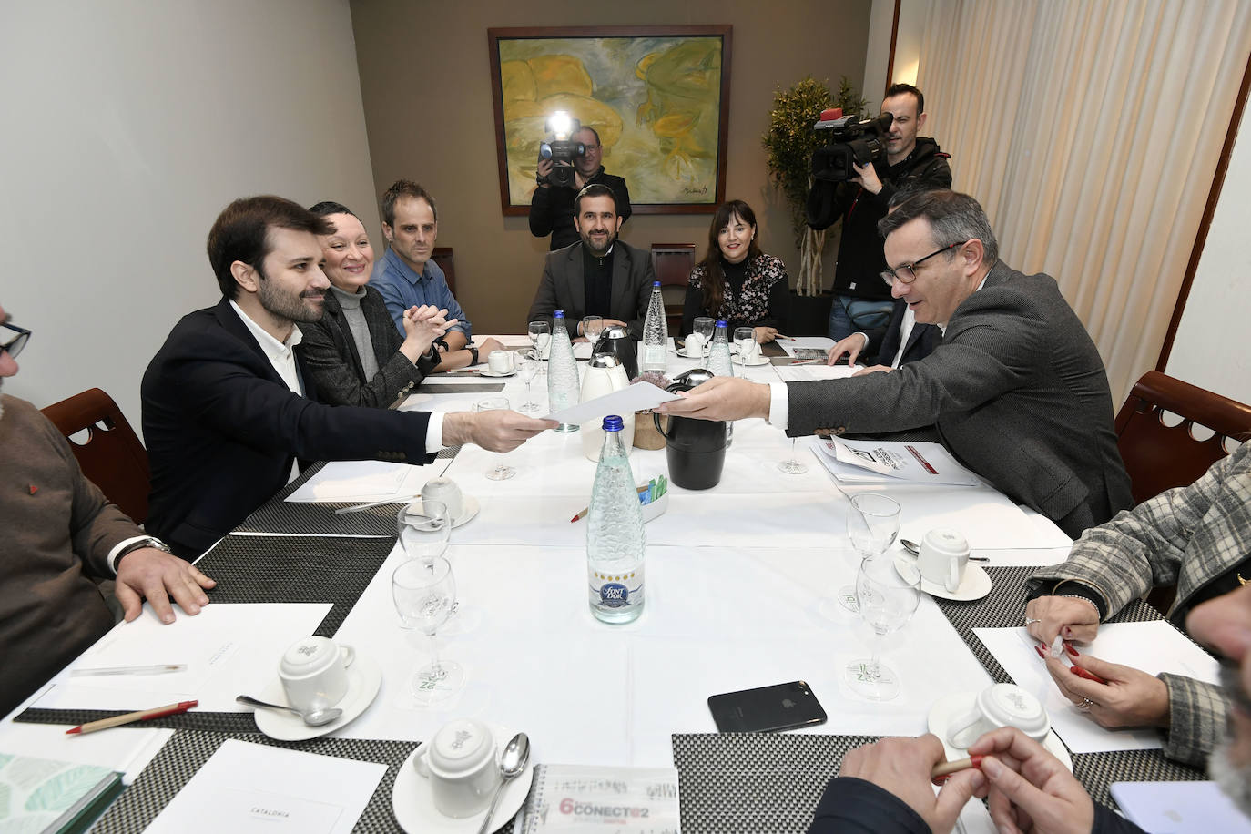 Las dos formaciones mantuvieron una reunión este jueves en la que analizaron las medidas principales que trasladarán al nuevo Ejecutivo, como la mejora de la financiación autonómica o la regeneración del Mar Menor.