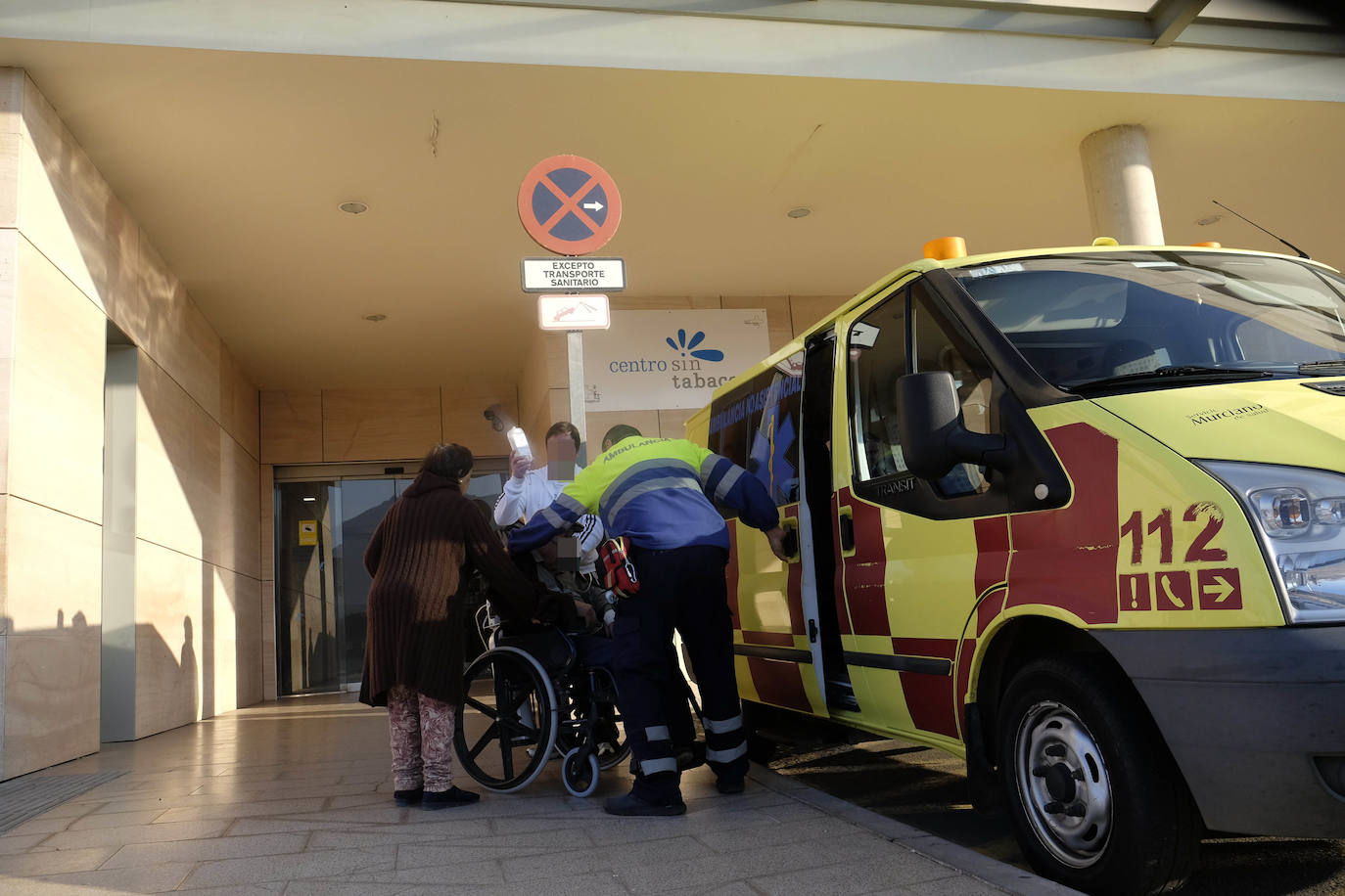 El Gobierno local y el PSOE culpan a la Comunidad de falta de previsión y piden abrir centros de salud por las tardes y prestar atención a domicilio.