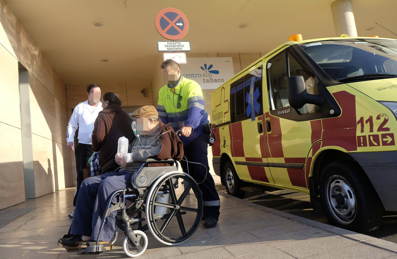 El Gobierno local y el PSOE culpan a la Comunidad de falta de previsión y piden abrir centros de salud por las tardes y prestar atención a domicilio.