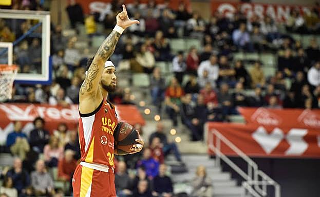 Askia Booker en una jugada del partido.