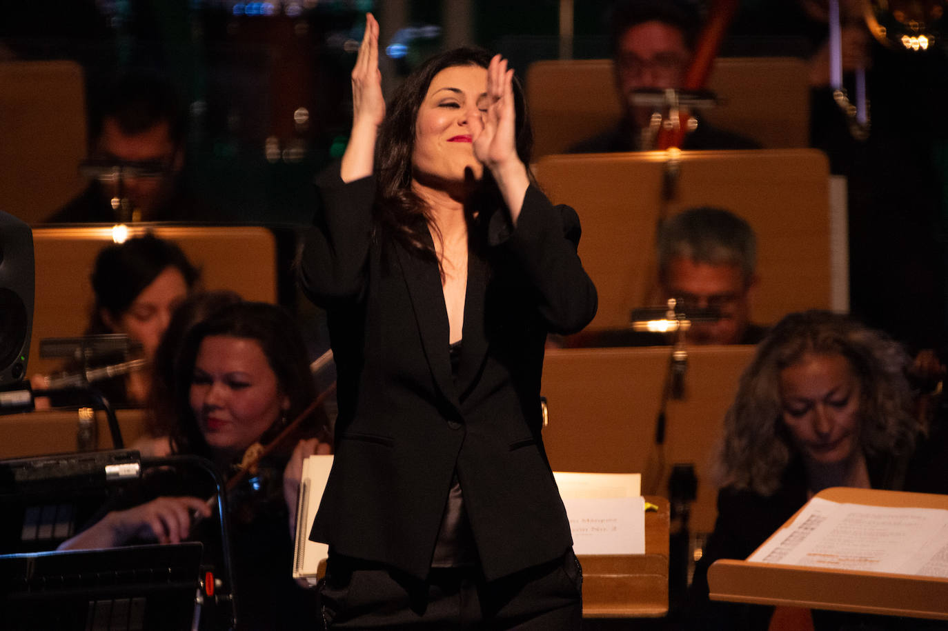 La Orquesta Sinfónica de la Región (OSRM) ofreció el primero de sus 'Conciertos canallas', programados con el fin de acercar la música clásica a nuevos públicos.