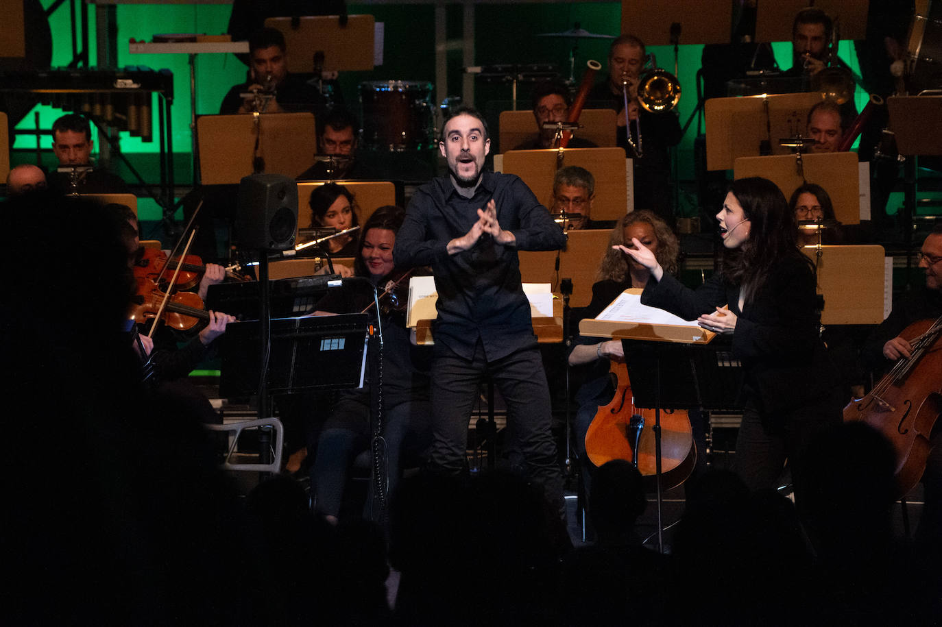 La Orquesta Sinfónica de la Región (OSRM) ofreció el primero de sus 'Conciertos canallas', programados con el fin de acercar la música clásica a nuevos públicos.
