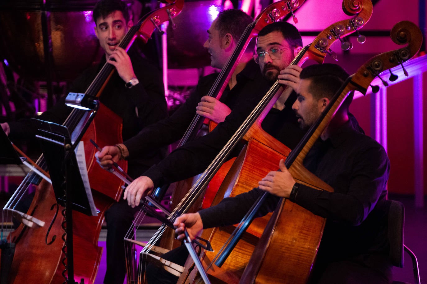 La Orquesta Sinfónica de la Región (OSRM) ofreció el primero de sus 'Conciertos canallas', programados con el fin de acercar la música clásica a nuevos públicos.