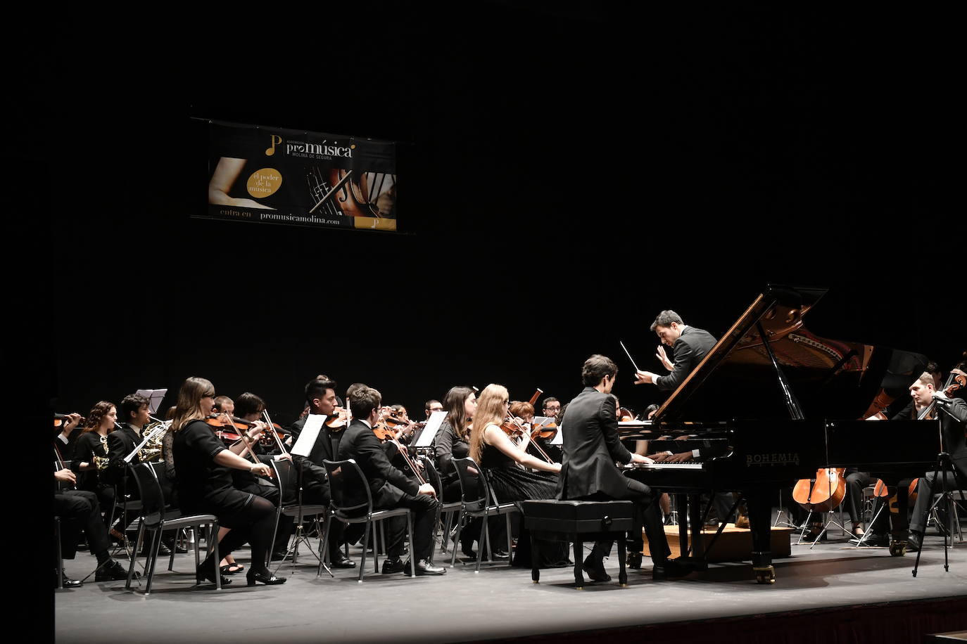 El Teatro Villa de Molina acogió anoche su Concierto de Año Nuevo a cargo de la Orquesta Sinfónica del Orfeón Fernández Caballero de Murcia.