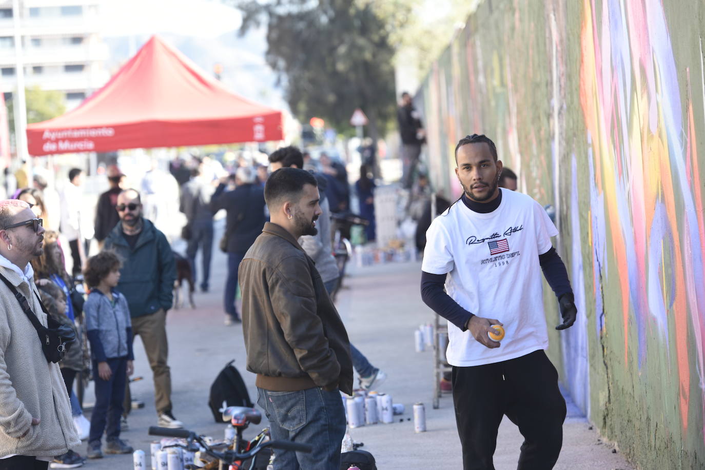 Multitud de vecinos y aficionados arropan a los raperos, grafiteros y bailarines de breakdance que ayer se reunieron en la Colonia de San Esteban, de Murcia