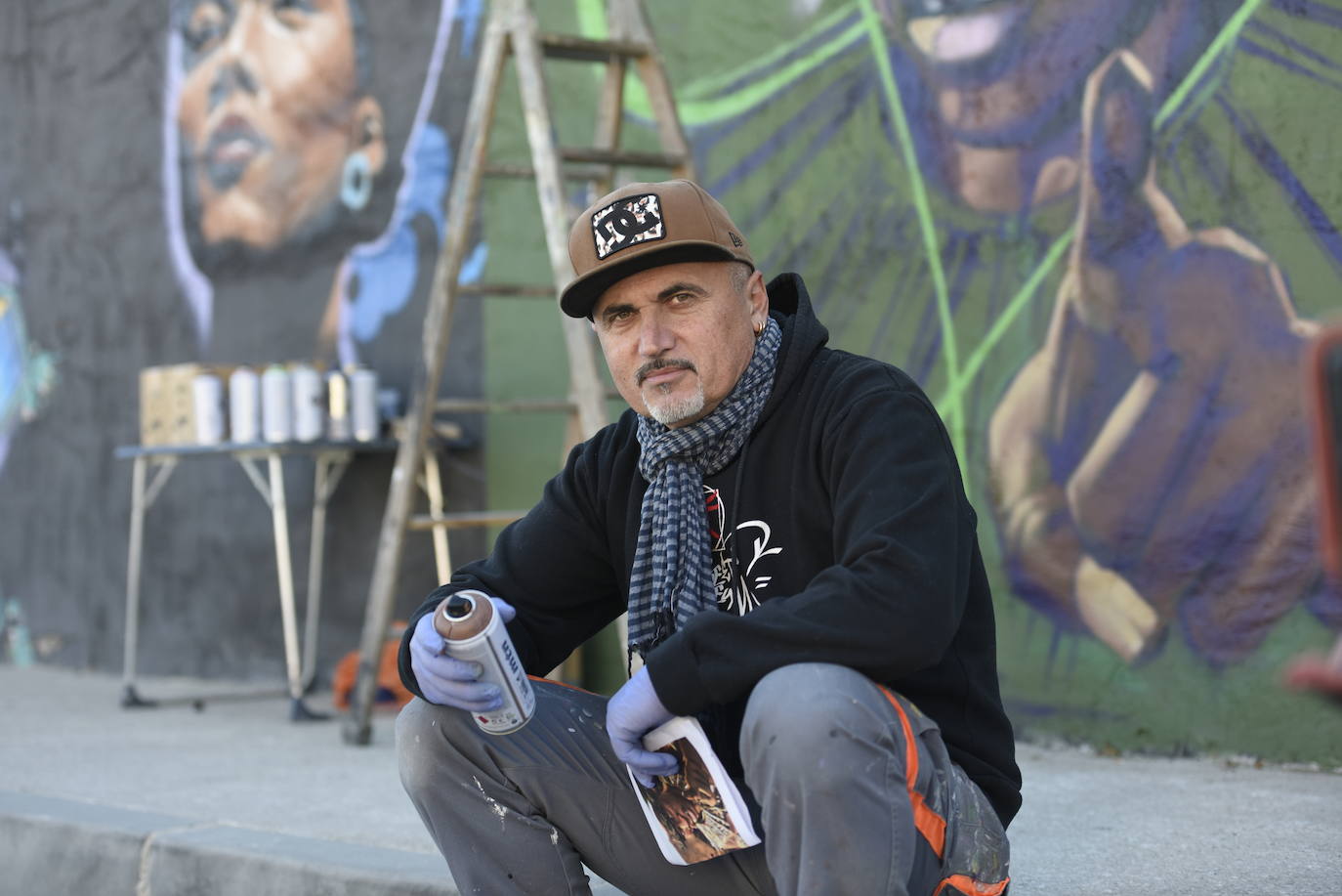 Multitud de vecinos y aficionados arropan a los raperos, grafiteros y bailarines de breakdance que ayer se reunieron en la Colonia de San Esteban, de Murcia