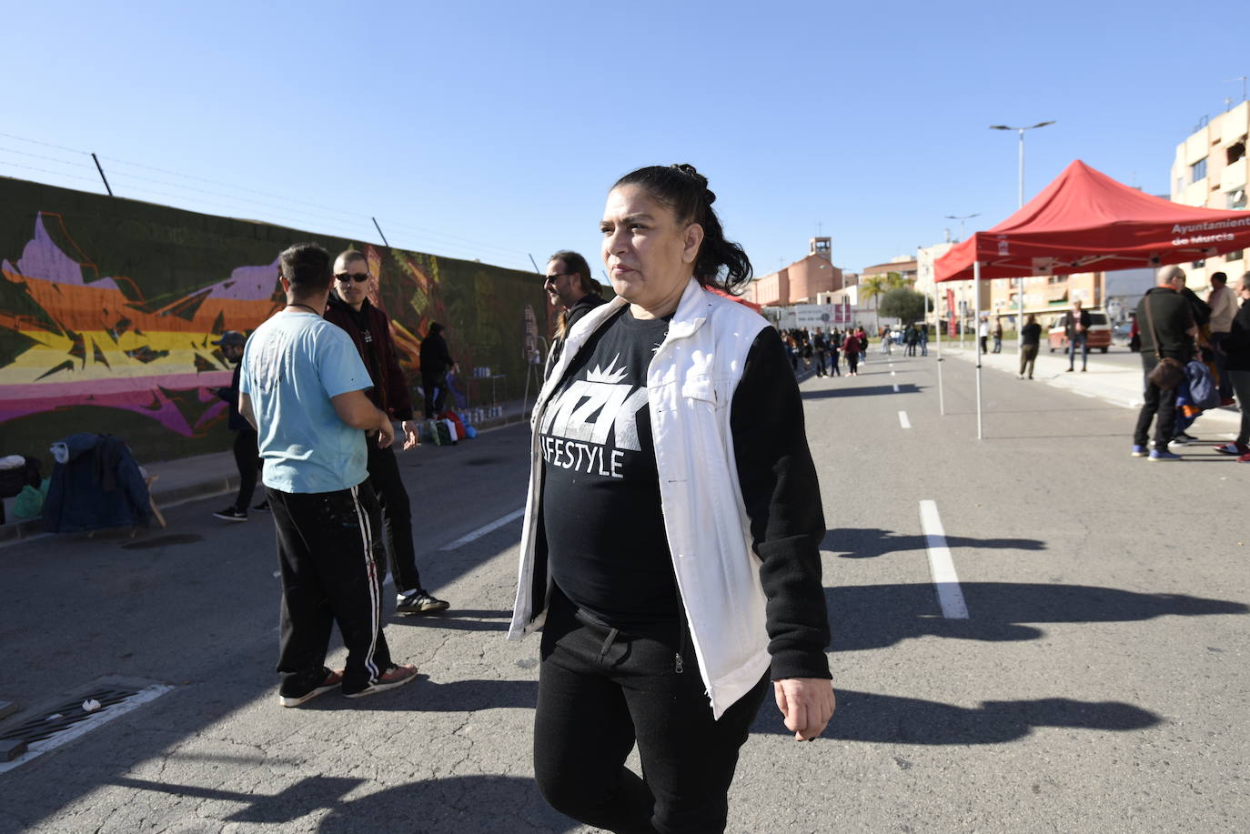 Multitud de vecinos y aficionados arropan a los raperos, grafiteros y bailarines de breakdance que ayer se reunieron en la Colonia de San Esteban, de Murcia