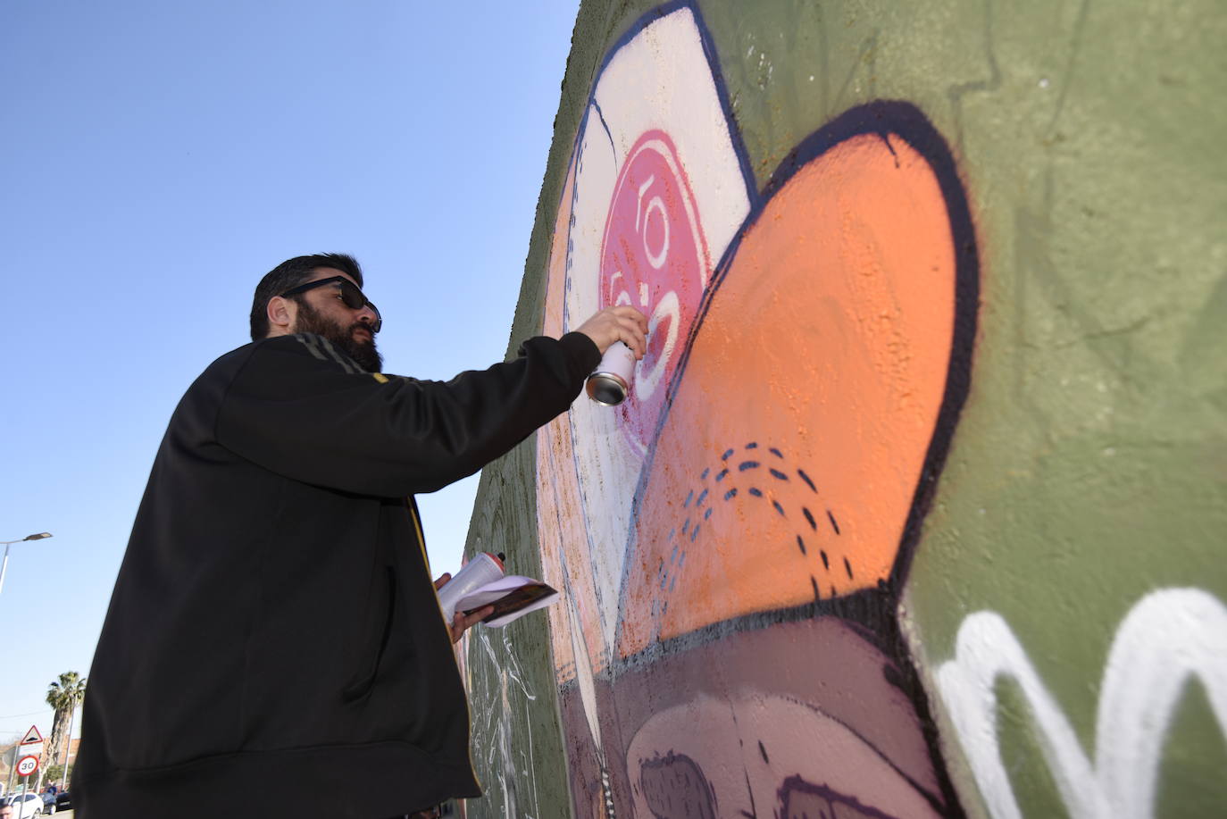 Multitud de vecinos y aficionados arropan a los raperos, grafiteros y bailarines de breakdance que ayer se reunieron en la Colonia de San Esteban, de Murcia