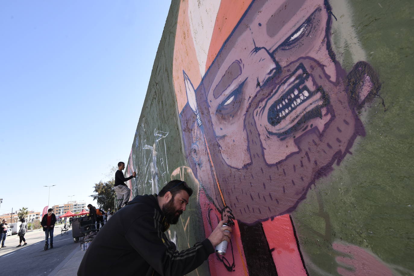 Multitud de vecinos y aficionados arropan a los raperos, grafiteros y bailarines de breakdance que ayer se reunieron en la Colonia de San Esteban, de Murcia