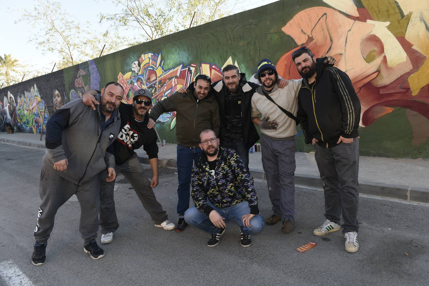 Multitud de vecinos y aficionados arropan a los raperos, grafiteros y bailarines de breakdance que ayer se reunieron en la Colonia de San Esteban, de Murcia