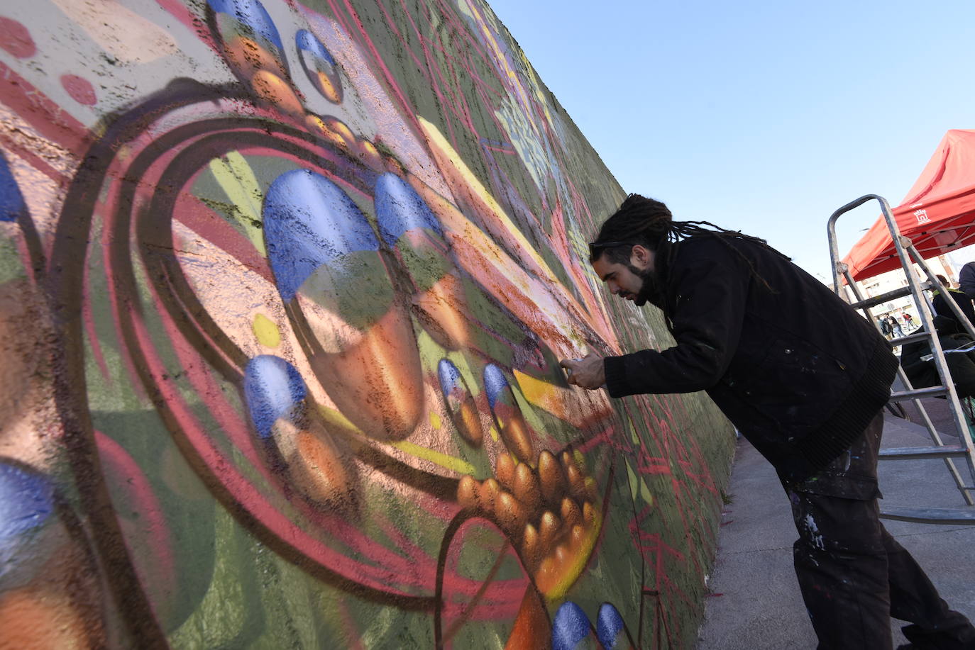 Multitud de vecinos y aficionados arropan a los raperos, grafiteros y bailarines de breakdance que ayer se reunieron en la Colonia de San Esteban, de Murcia