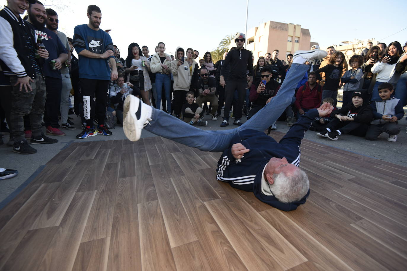 Multitud de vecinos y aficionados arropan a los raperos, grafiteros y bailarines de breakdance que ayer se reunieron en la Colonia de San Esteban, de Murcia