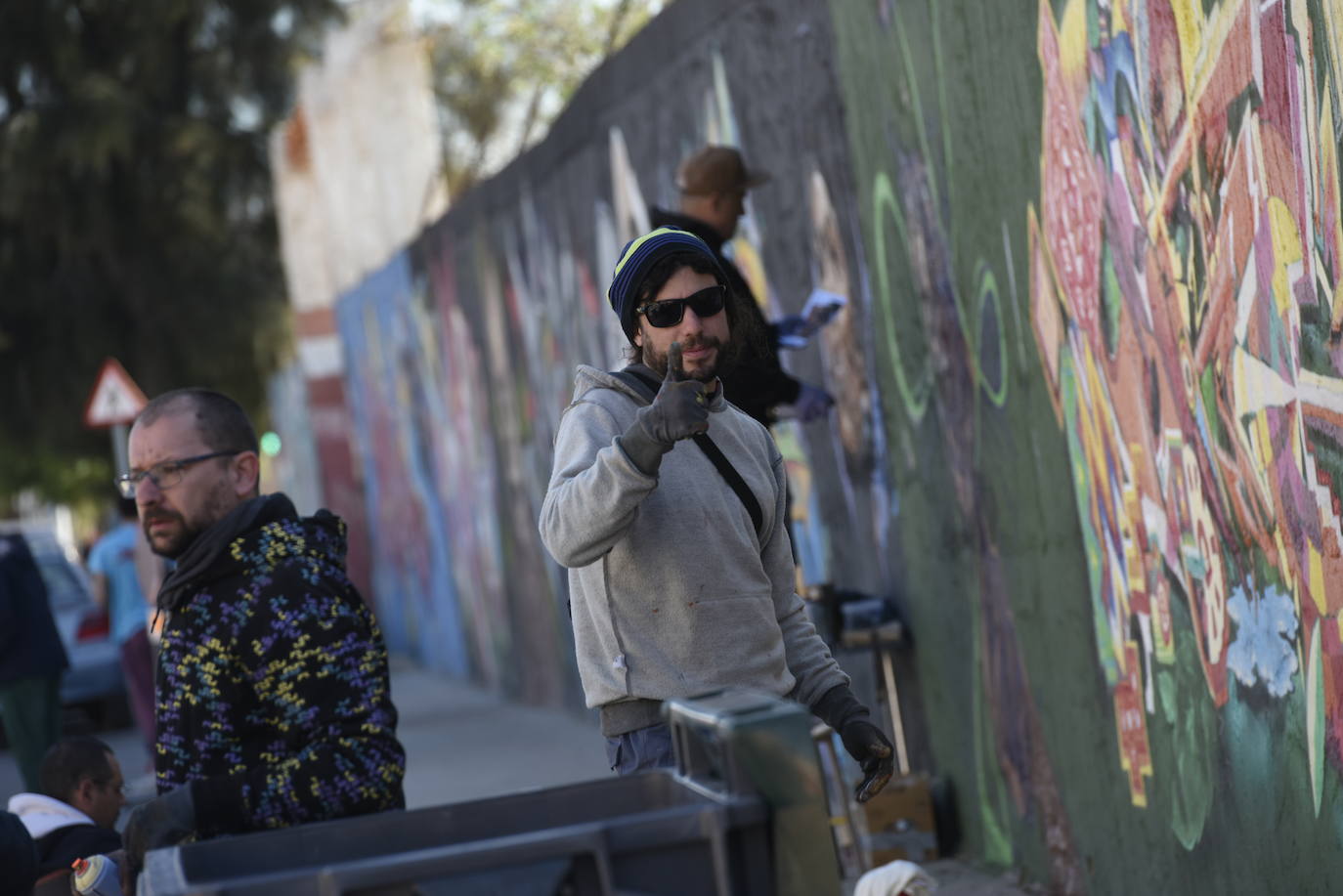 Multitud de vecinos y aficionados arropan a los raperos, grafiteros y bailarines de breakdance que ayer se reunieron en la Colonia de San Esteban, de Murcia