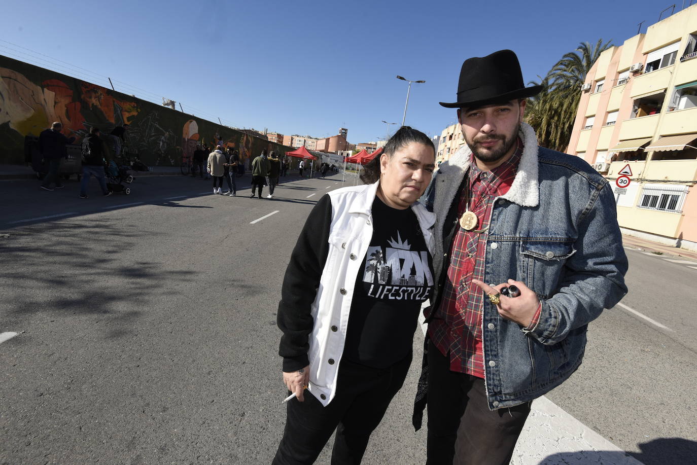 Multitud de vecinos y aficionados arropan a los raperos, grafiteros y bailarines de breakdance que ayer se reunieron en la Colonia de San Esteban, de Murcia