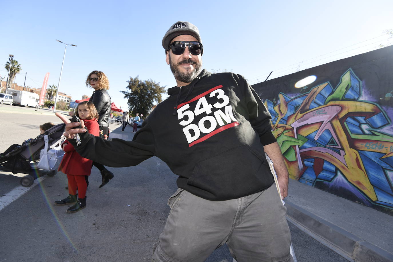 Multitud de vecinos y aficionados arropan a los raperos, grafiteros y bailarines de breakdance que ayer se reunieron en la Colonia de San Esteban, de Murcia