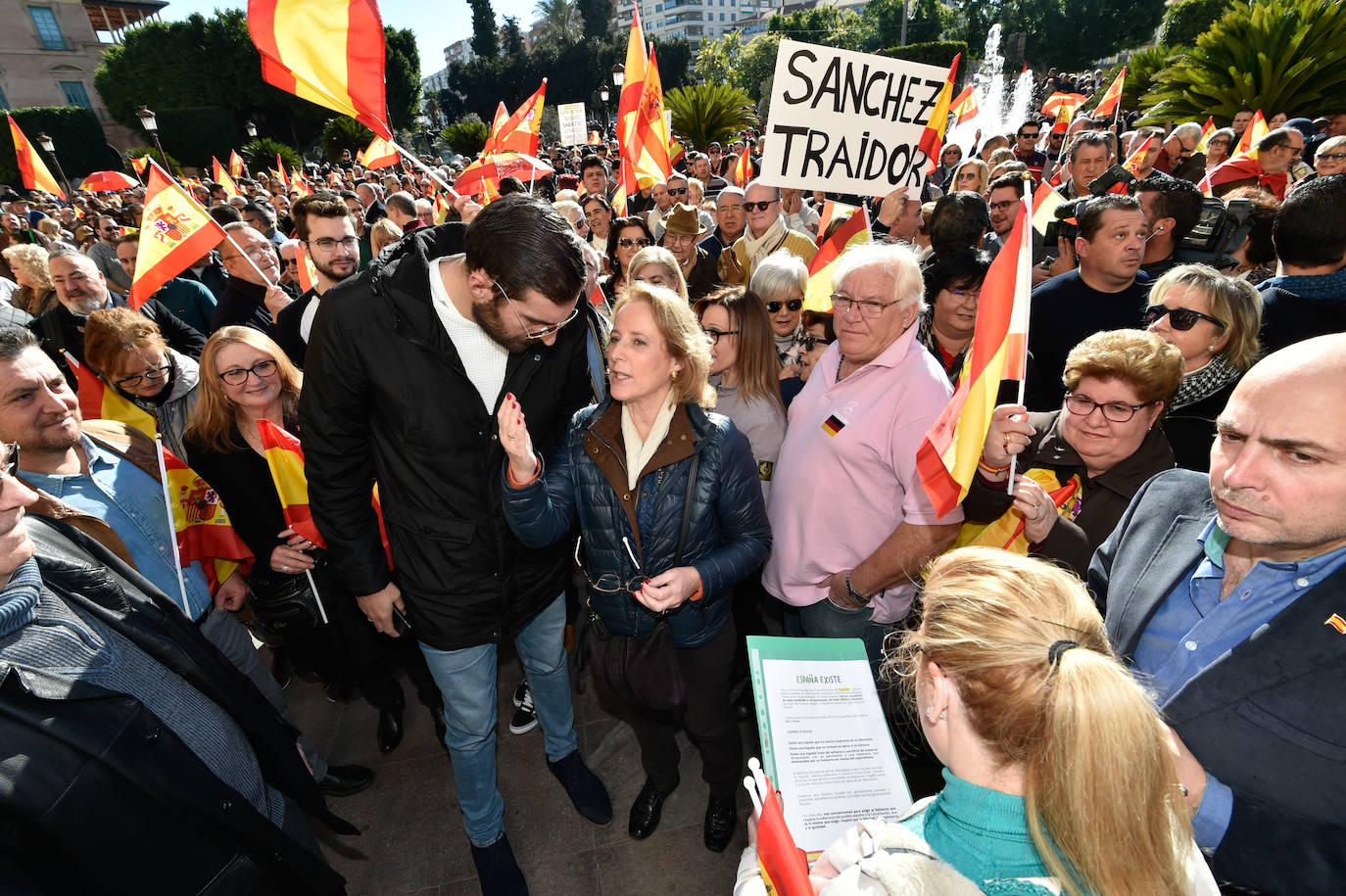 «En España cabemos todos, menos los que quieren romper la unidad nacional», proclamó la diputada Lourdes Méndez