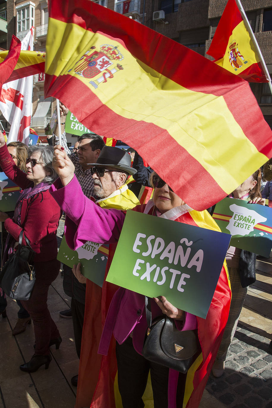 Vox congregó a cientos de personas que se manifestaron por la defensa de la unidad de España en la ciudad portuaria