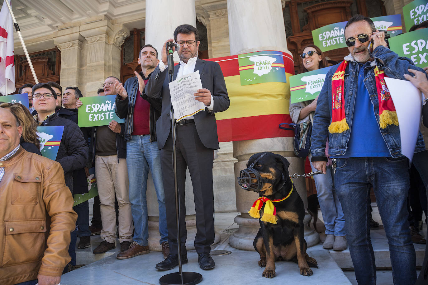 Vox congregó a cientos de personas que se manifestaron por la defensa de la unidad de España en la ciudad portuaria