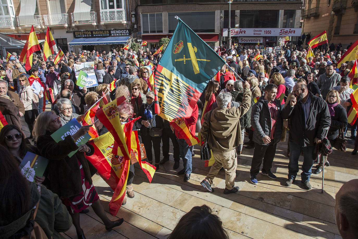 Vox congregó a cientos de personas que se manifestaron por la defensa de la unidad de España en la ciudad portuaria