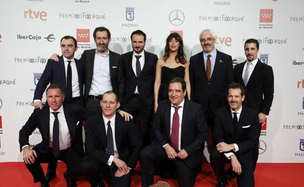 El equipo de 'La trinchera infinita' posa con el galardón a la Mejor Película. 