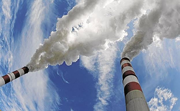 Contaminación emitida a la atmósfera por chimeneas industriales. 