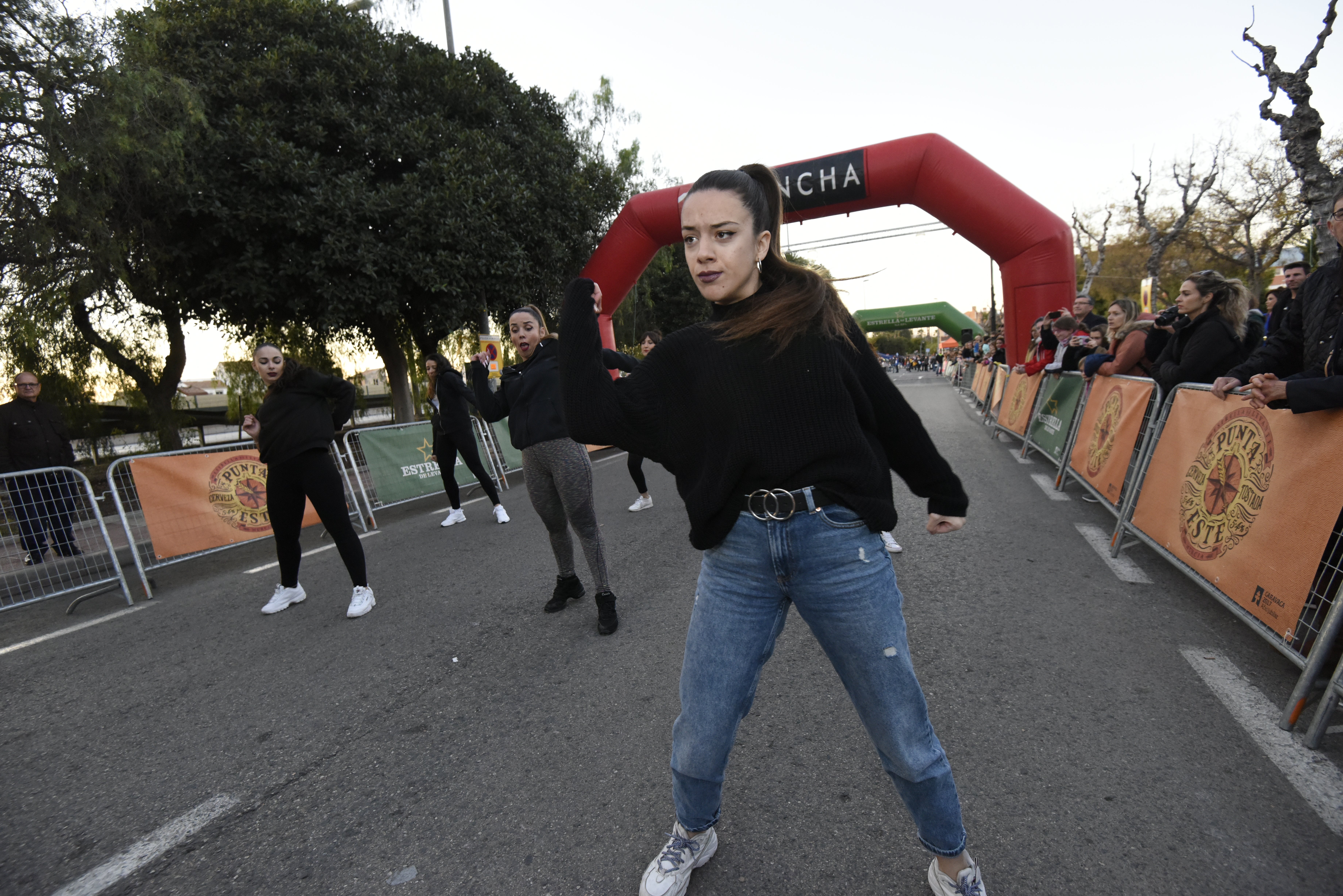 El atleta del C.D. Filippedes Moratalla complet los 10 kilómetros en 33:30 minutos, por el tiempo de 41:22 de la corredora del C.D. Runtritón Cartagena. En la distancia corta vencen Ennio Constantino y Simona Slimaite