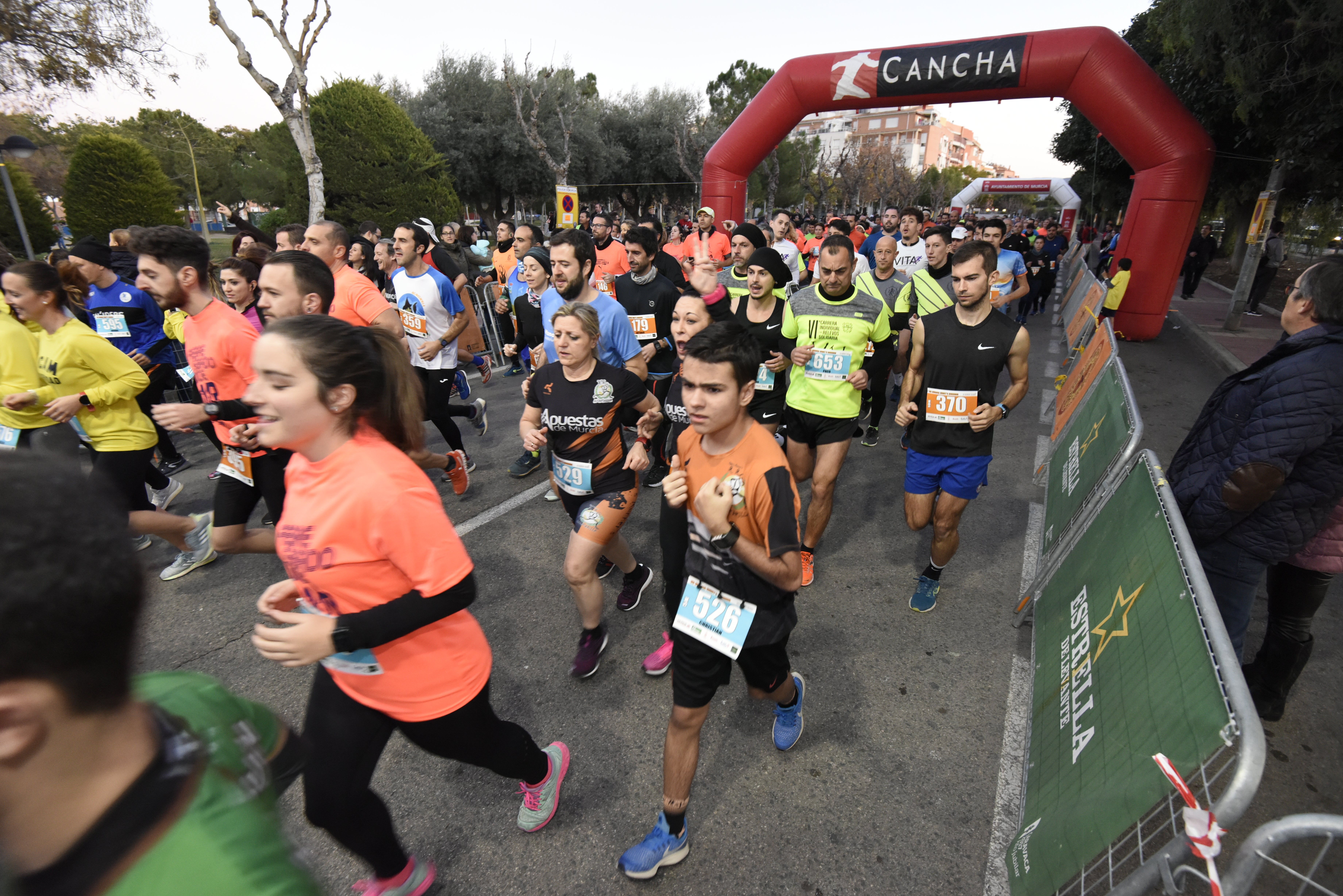 El atleta del C.D. Filippedes Moratalla complet los 10 kilómetros en 33:30 minutos, por el tiempo de 41:22 de la corredora del C.D. Runtritón Cartagena. En la distancia corta vencen Ennio Constantino y Simona Slimaite