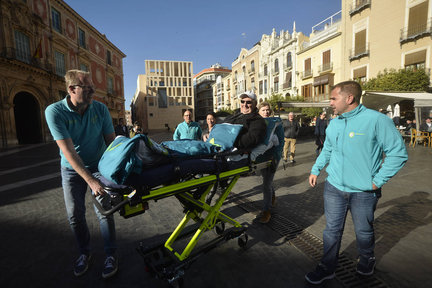 La Fundación Ambulancia del Deseo permite que un paciente holandés en cuidados paliativos recorra 2.000 kilómetros para visitar Murcia y Alicante, donde residen sus sobrinos