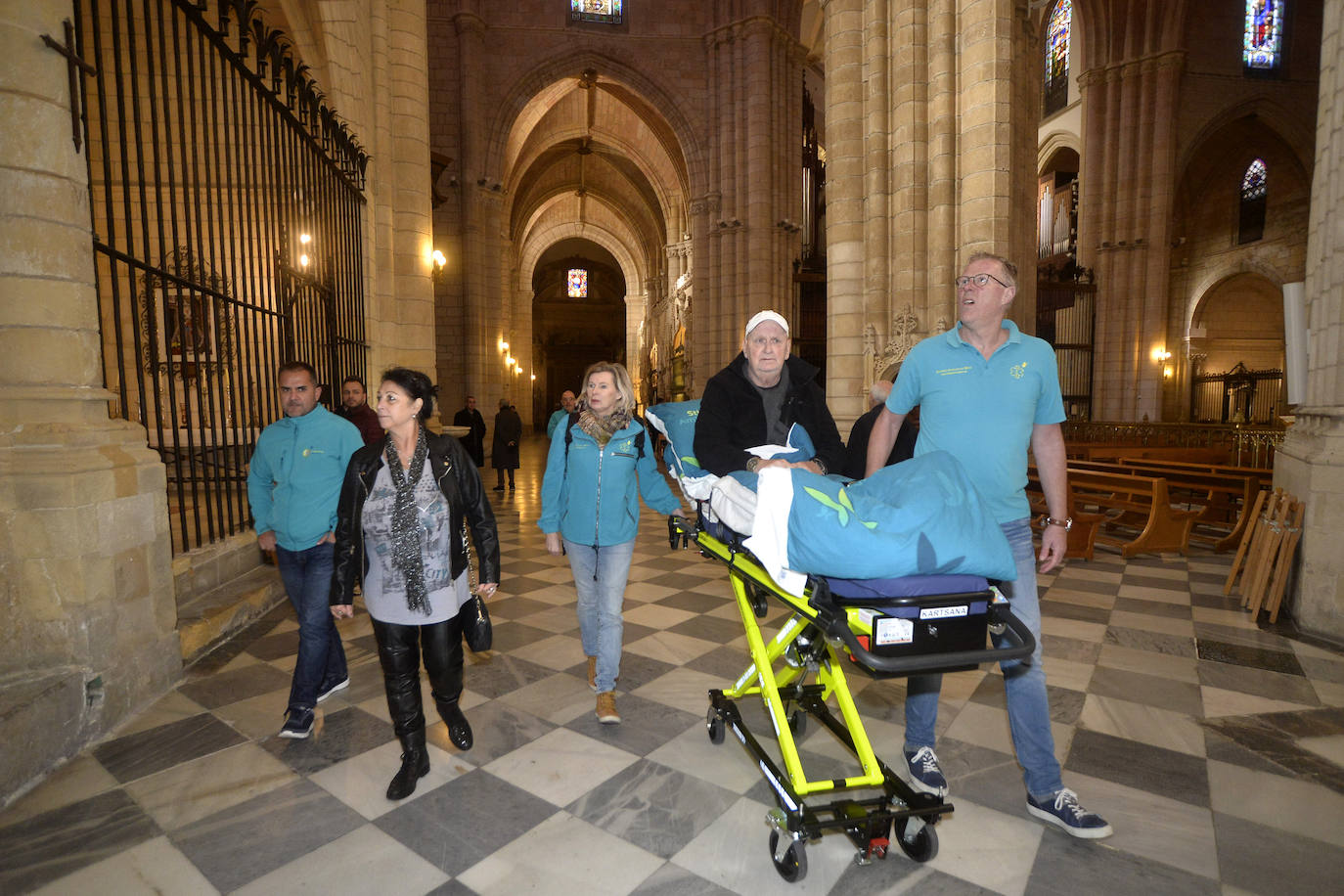 La Fundación Ambulancia del Deseo permite que un paciente holandés en cuidados paliativos recorra 2.000 kilómetros para visitar Murcia y Alicante, donde residen sus sobrinos