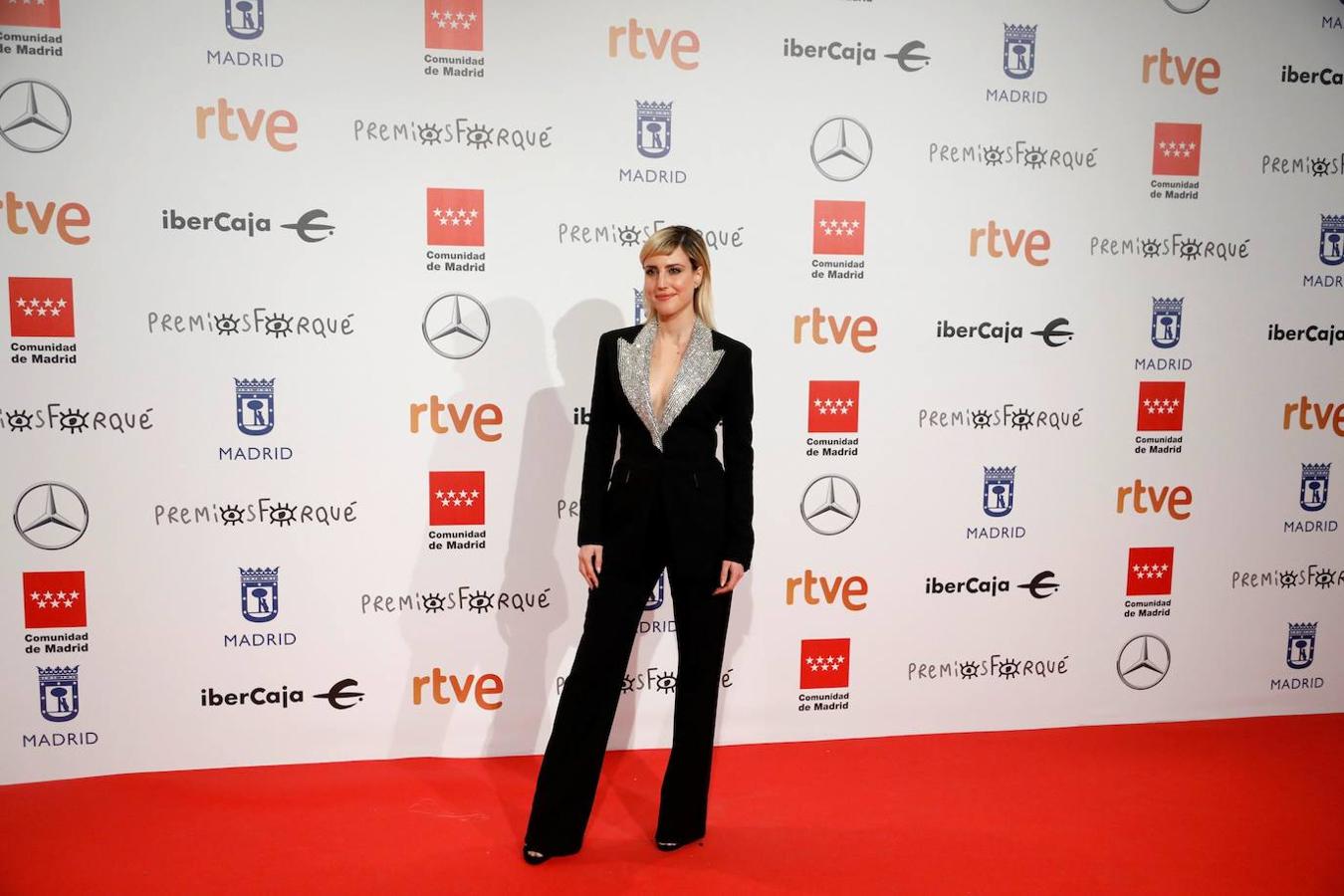 Natalia Molina optó por un traje negro con detalles brillantes de Etro.