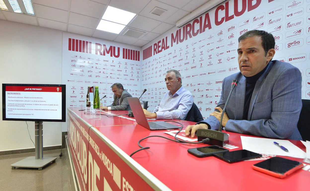 Francisco Miró, Francisco Tornel y Daniel Moreno, este lunes, en una rueda de prensa en la Nueva Condomina.