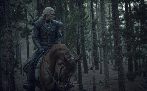 Henry Cavill, en un fotograma de 'The Witcher'.