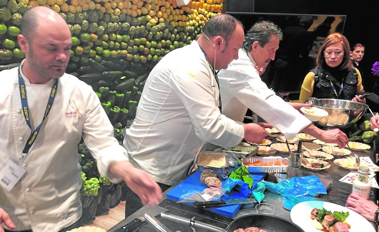 Los cocineros Sergio Martínez, Cayetano Gómez y Juan Antonio García, ayer, en el estand de la Región en Reale Seguros Madrid Fusión. 