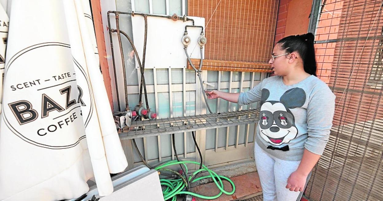Vanesa González, ayer ante la puerta del centro cívico. 