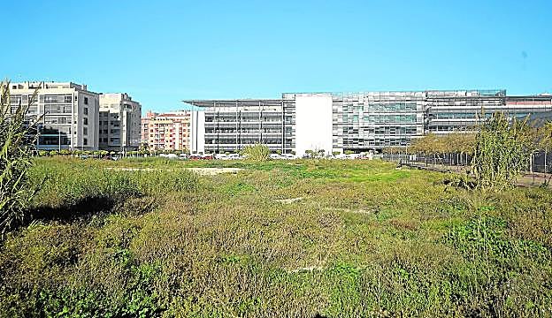 Aledaños del nuevo edificio de Hacienda, en la calle Violonchelista Miguel Ángel Clares, en Murcia, que acogerá uno de los aparcamientos disuasorios. 