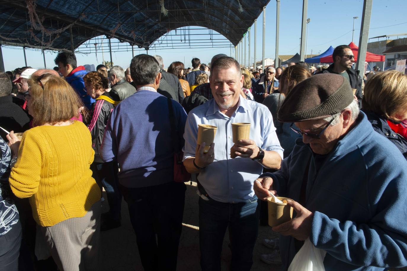 Decenas de personas se agolpan junto a las barras, donde amas de casa y peñistas sirven las típicas pelotas galileas