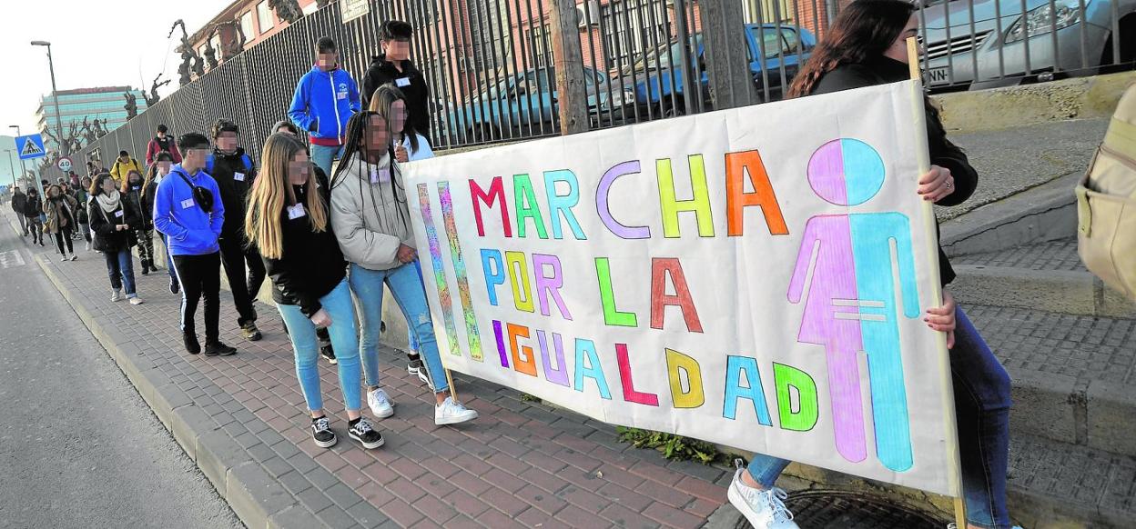 Los alumnos del instituto Ramón y Cajal, de Murcia, en plena marcha por la igualdad hacia la Consejería de Educación. 