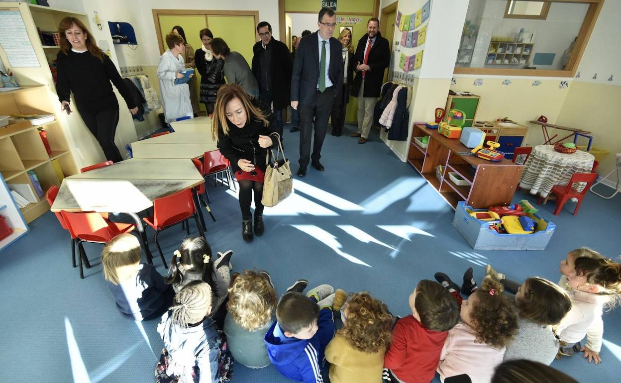 El alcalde, José Ballesta, y la concejal Belén López han acudido al acto de apertura de puertas.