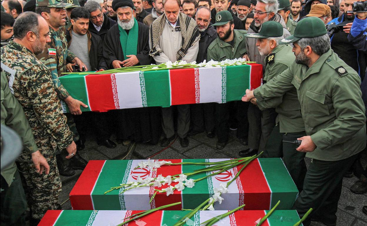 Funeral por dos iraníes del avión derribado.