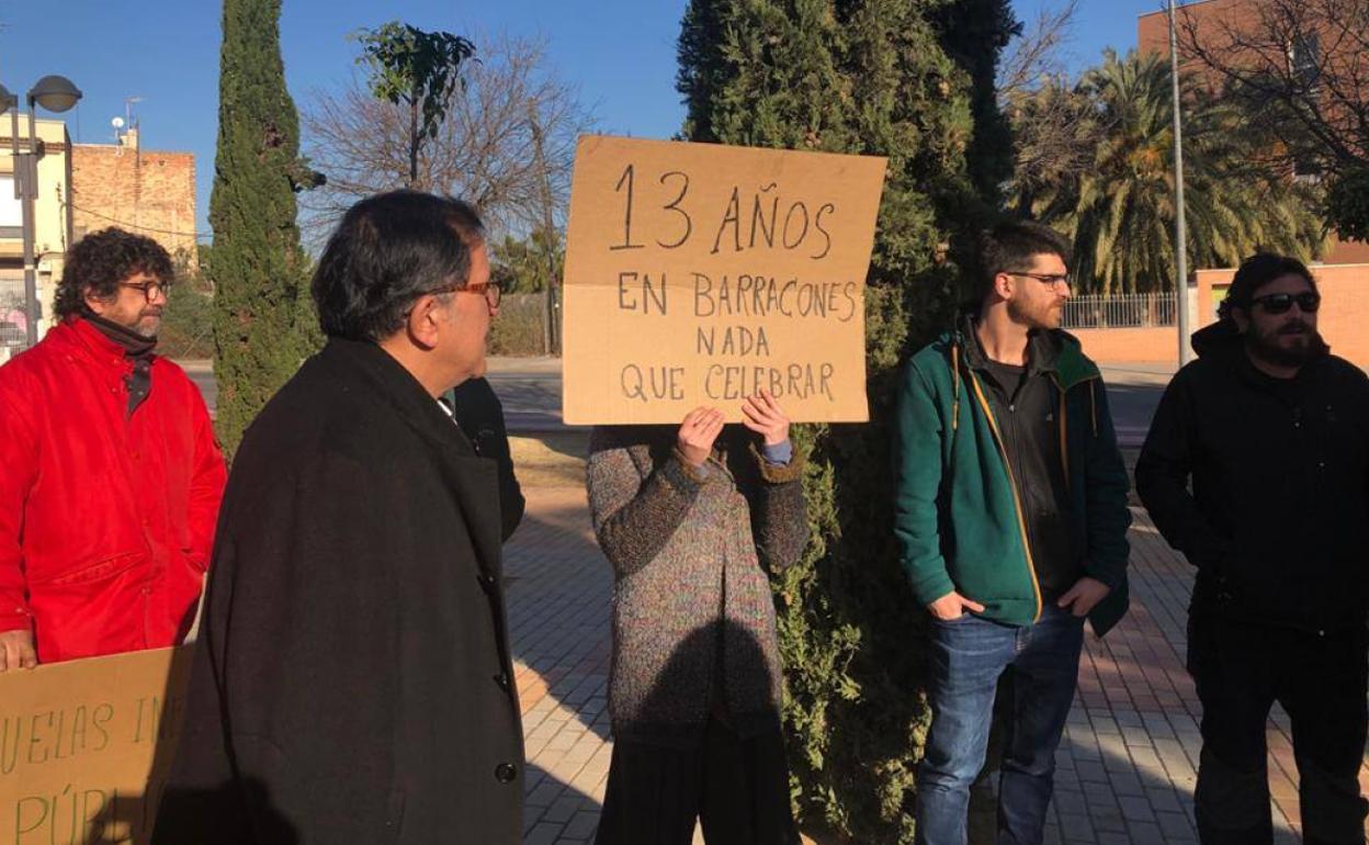 El portavoz del Grupo Municipal Socialista, José Antonio Serrano, y la concejal Esther Nevado visitan la guardería de La Paz.