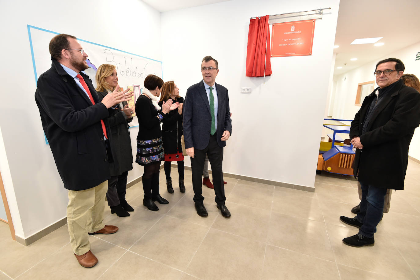 El nuevo centro, que ha supuesto una inversión de 917.620 euros, dispone de 9 aulas, un amplio comedor y una gran zona de recreo. Da servicio a un centenar de niños de 0 a 3 años