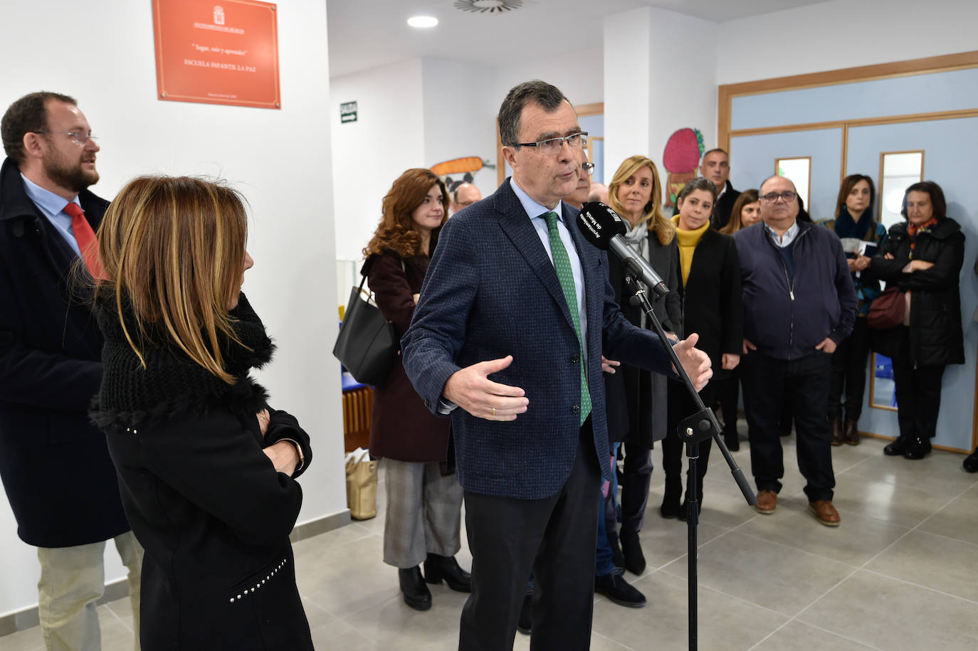 El nuevo centro, que ha supuesto una inversión de 917.620 euros, dispone de 9 aulas, un amplio comedor y una gran zona de recreo. Da servicio a un centenar de niños de 0 a 3 años