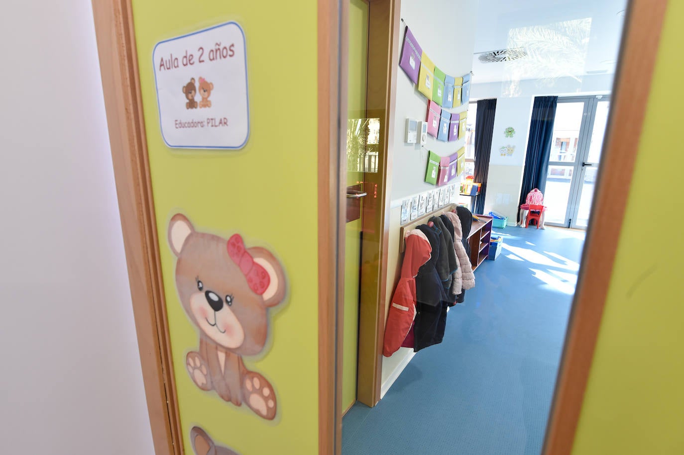 El nuevo centro, que ha supuesto una inversión de 917.620 euros, dispone de 9 aulas, un amplio comedor y una gran zona de recreo. Da servicio a un centenar de niños de 0 a 3 años